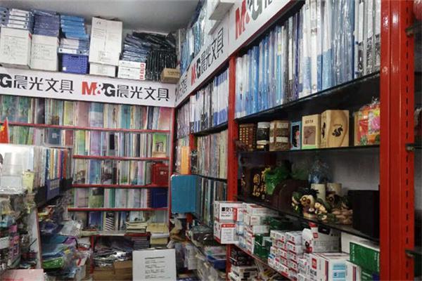 办公用品门店，展示多样商品与卓越服务的窗口