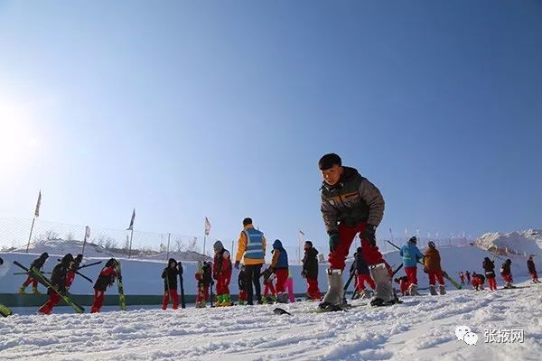 多地冬季旅游活动丰富，冰雪经济持续繁荣